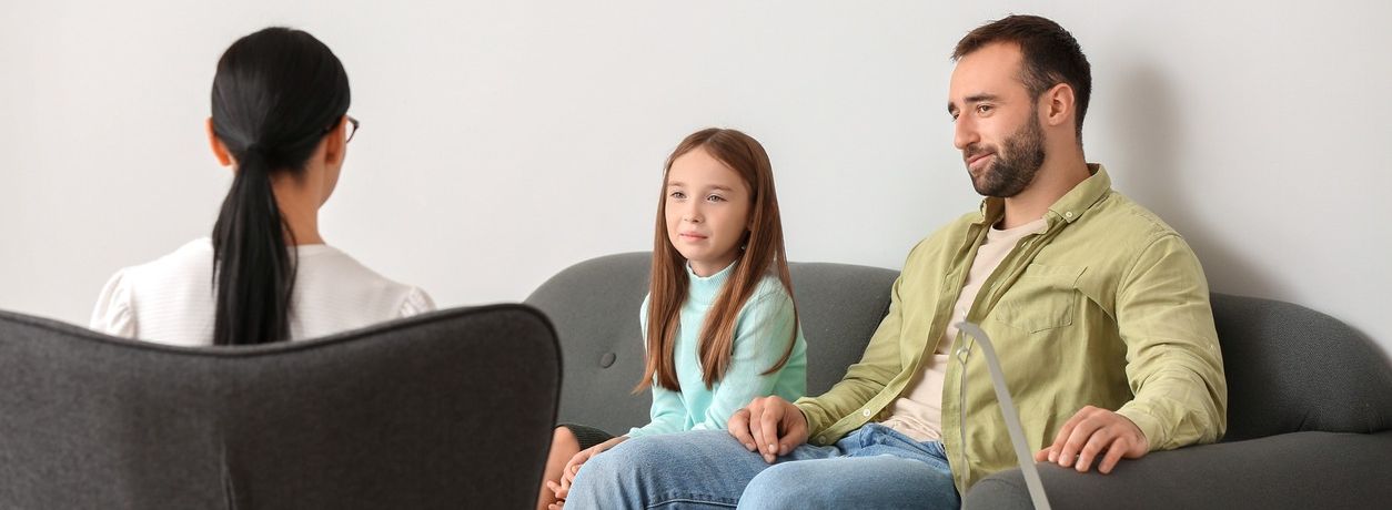 padre e hija en sesión con la psicóloga